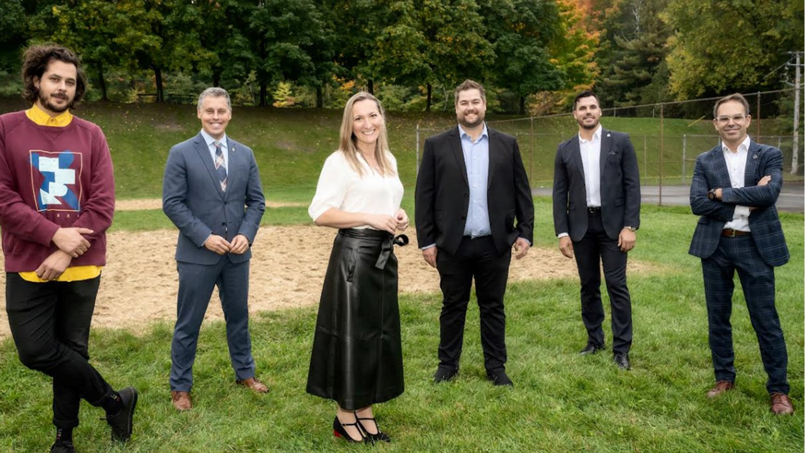 Sur la photo, on retrouve: Matt Holubowski, artiste-auteur-compositeur-interprète et porte-parole de la campagne de financement, Peter Schiefke, député fédéral de Vaudreuil-Soulanges, Marilyne Picard, députée provinciale de Soulanges, David Théorêt, PDG de Roxboro excavation inc, ancien du Collège Bourget et président d’honneur de la campagne de financement, Jean-Philippe Bolduc, ancien footballeur professionnel, ancien étudiant et
porte-parole de la campagne de financement et Philippe Bertrand, directeur général du Collège Bourget