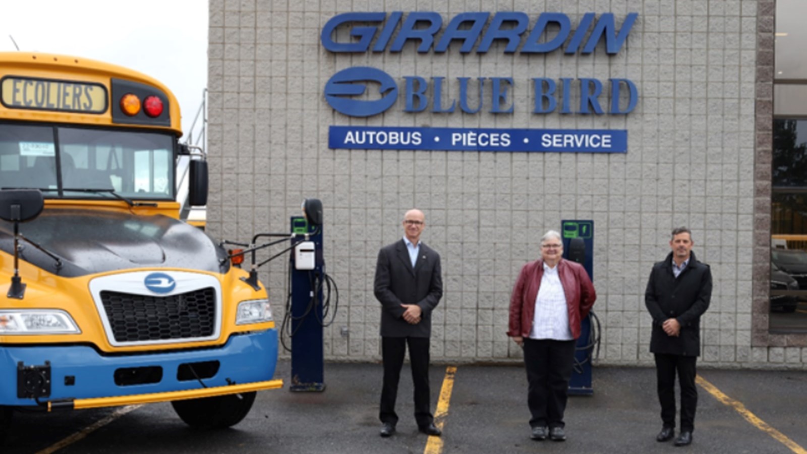 De gauche à droite : Michel Daneault, vice-président Ventes et Service – Est du Canada, Girardin; Manon Blanchard d’Autobus Venise Ltée et Michel Labrie, directeur des ventes, Girardin