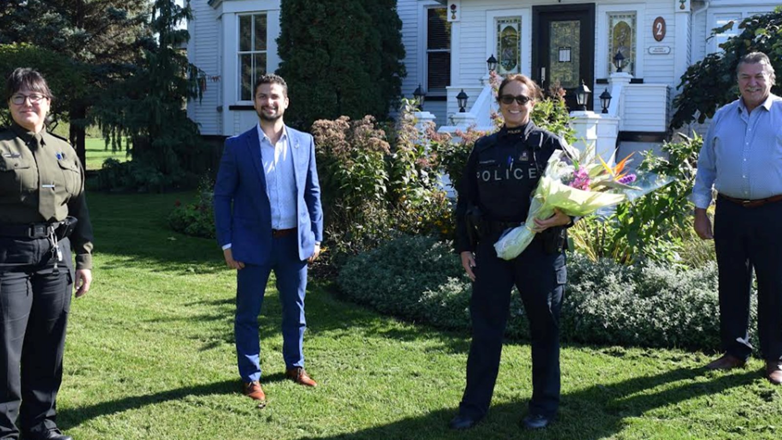 On reconnaît dans l’ordre habituel Mme Sandra Morin, coordonnatrice locale en police communautaire pour la Sûreté du Québec, M. Miguel Lemieux, président du Comité de sécurité publique (CSP) de la MRC et maire de Salaberry-de-Valleyfield, Mme Nathalie Langevin, agente sociocommunautaire au Service de Police de Châteauguay, ainsi que M. Yves Daoust, préfet suppléant de la MRC et maire de Saint-Louis-de-Gonzague.