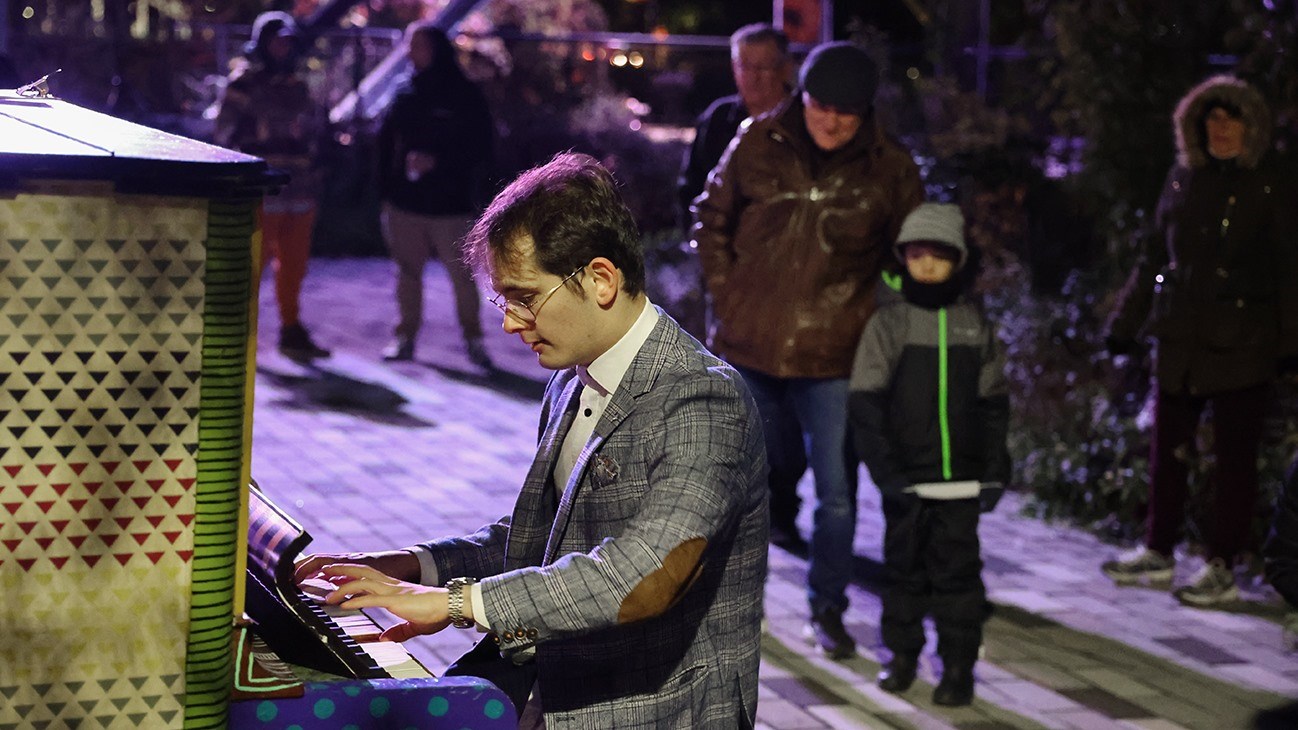 Le pianiste Johnny-Nickolas Demers Liberatore près du pont Jean-De La Lande.