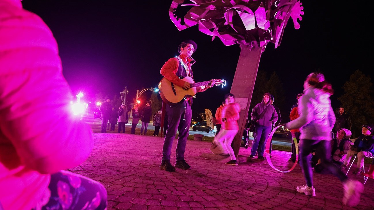 Le chansonnier et guitariste folklorique Manu.