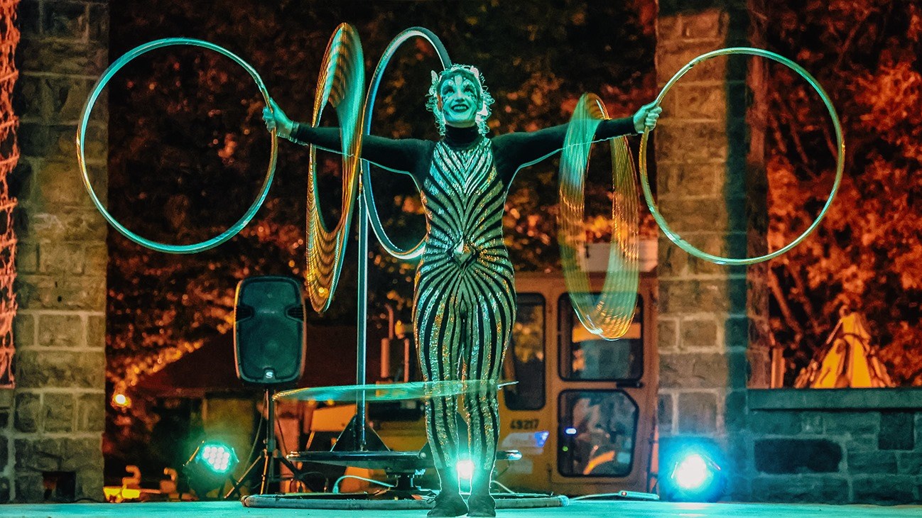 Artiste de cirque dans le parc Delpha-Sauvé