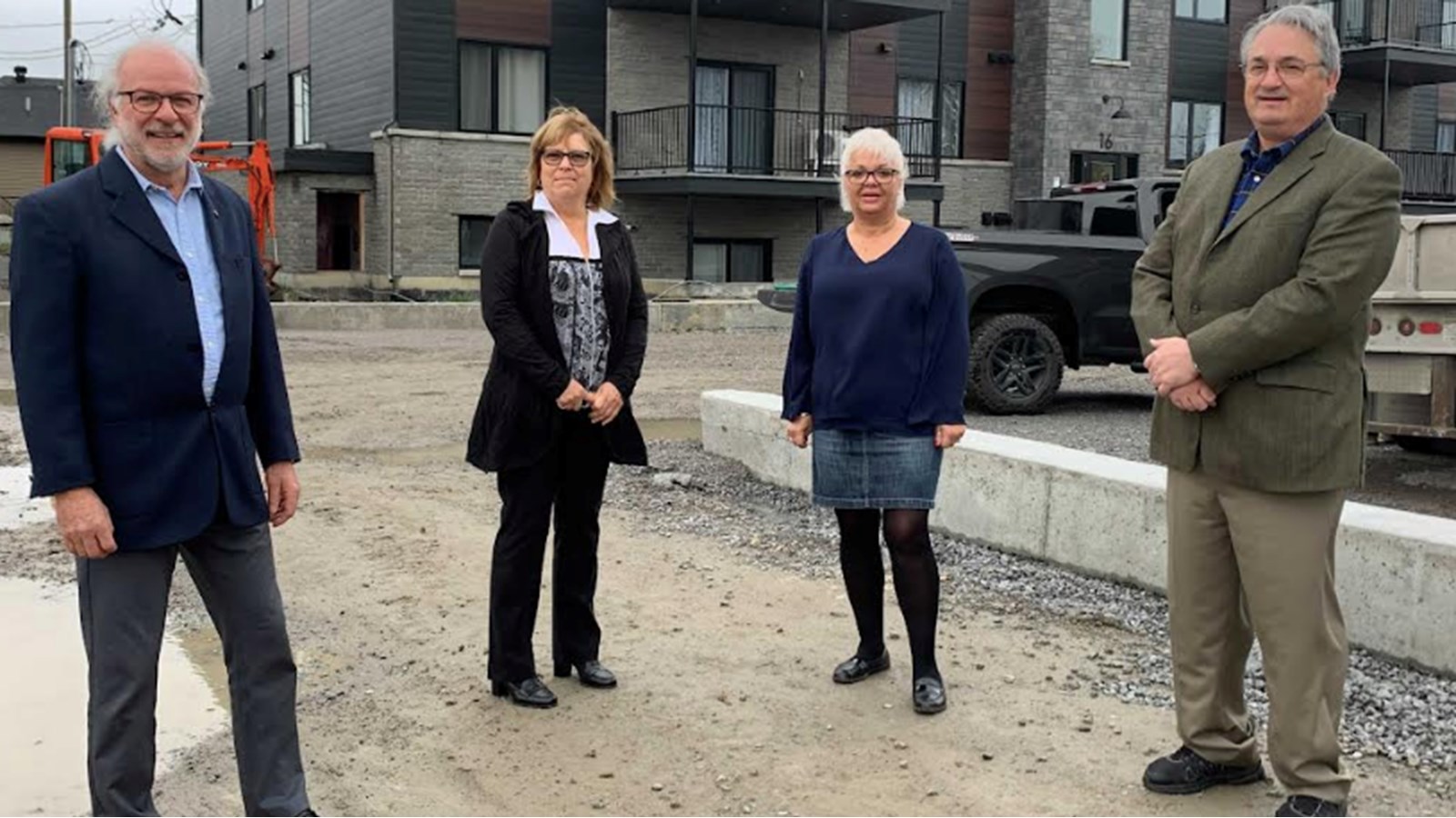Sur la photo, on reconnaît de gauche à droite: Bruno Tremblay, candidat à la mairie de Beauharnois, Manon Fortier, candidate district #6 - De la Pointe-du-Buisson, Marie-Josée Paiement, candidate district #5 - Parc Industriel et Dominique Bellemare, candidat district #4 - St-Louis. Absent de la photo : Benoit Priest, candidat district #3 - Des Moissons
