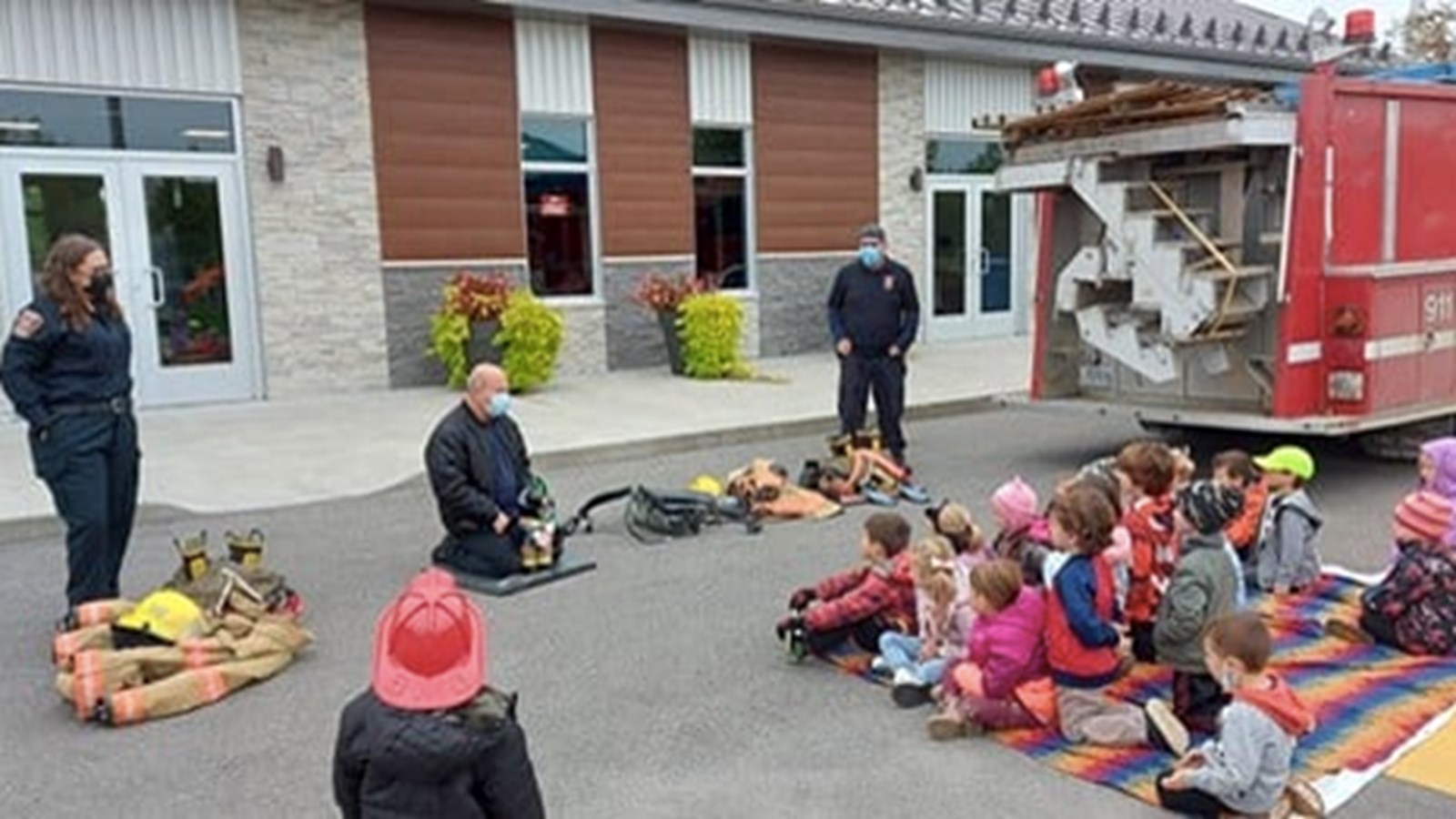 Rencontre entre les pompiers et une classe de maternelle à Saint-Étienne-de-Beauharnois