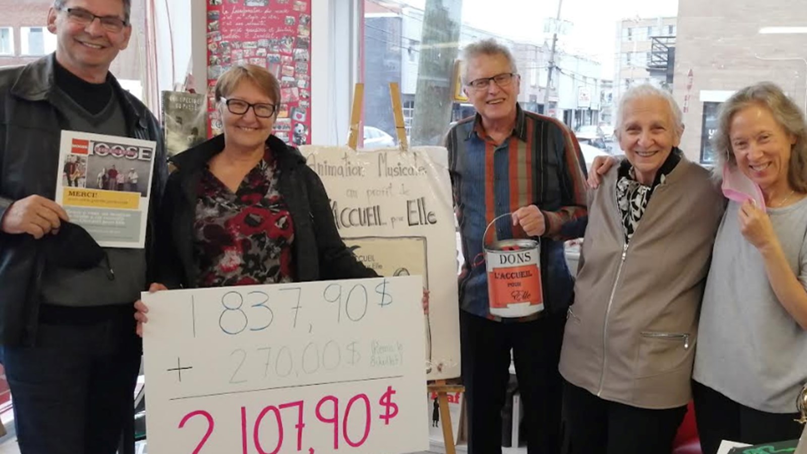 Sur la photo, on retrouve de gauche à droite, Maurice Doucet du Club des Mooses, Johanne Sauvé et Lise Bourdage de l’Accueil pour Elle, Claire de la librairie et, bien sûr, au centre Maurice Arsenault.