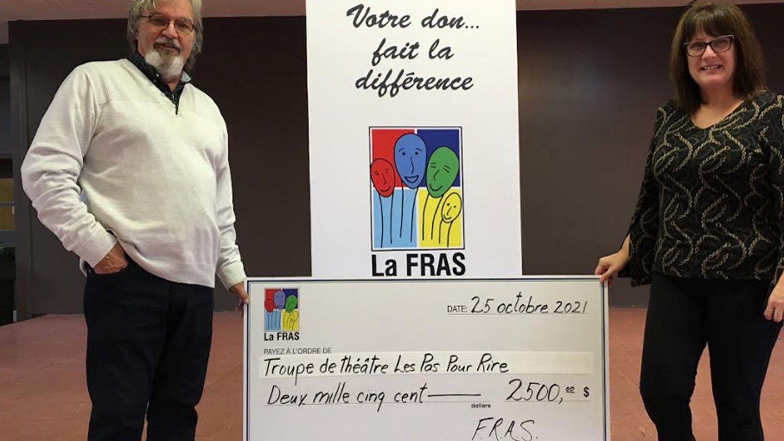 On retrouve sur la photo: André Mageau, président de la Troupe de théâtre adapté Les Pas pour Rire et Brigitte Asselin, directrice générale de la Fondation des Ressources Alternatives du Sud-Ouest