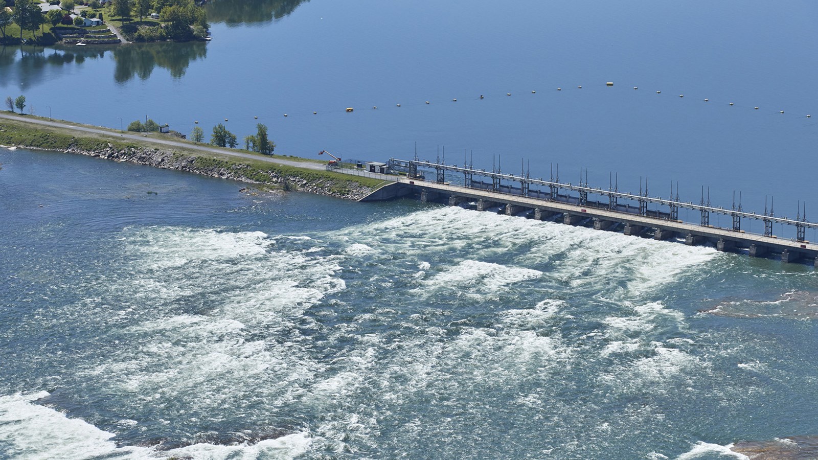 Photo prise en aval du barrage de la Pointe-du-Buisson dans le secteur de Beauharnois