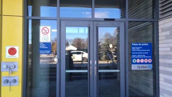 Plus tard aujourd'hui, le conducteur et le passager de 22 ans devraient comparaître au Palais de justice de Salaberry-de-Valleyfield
