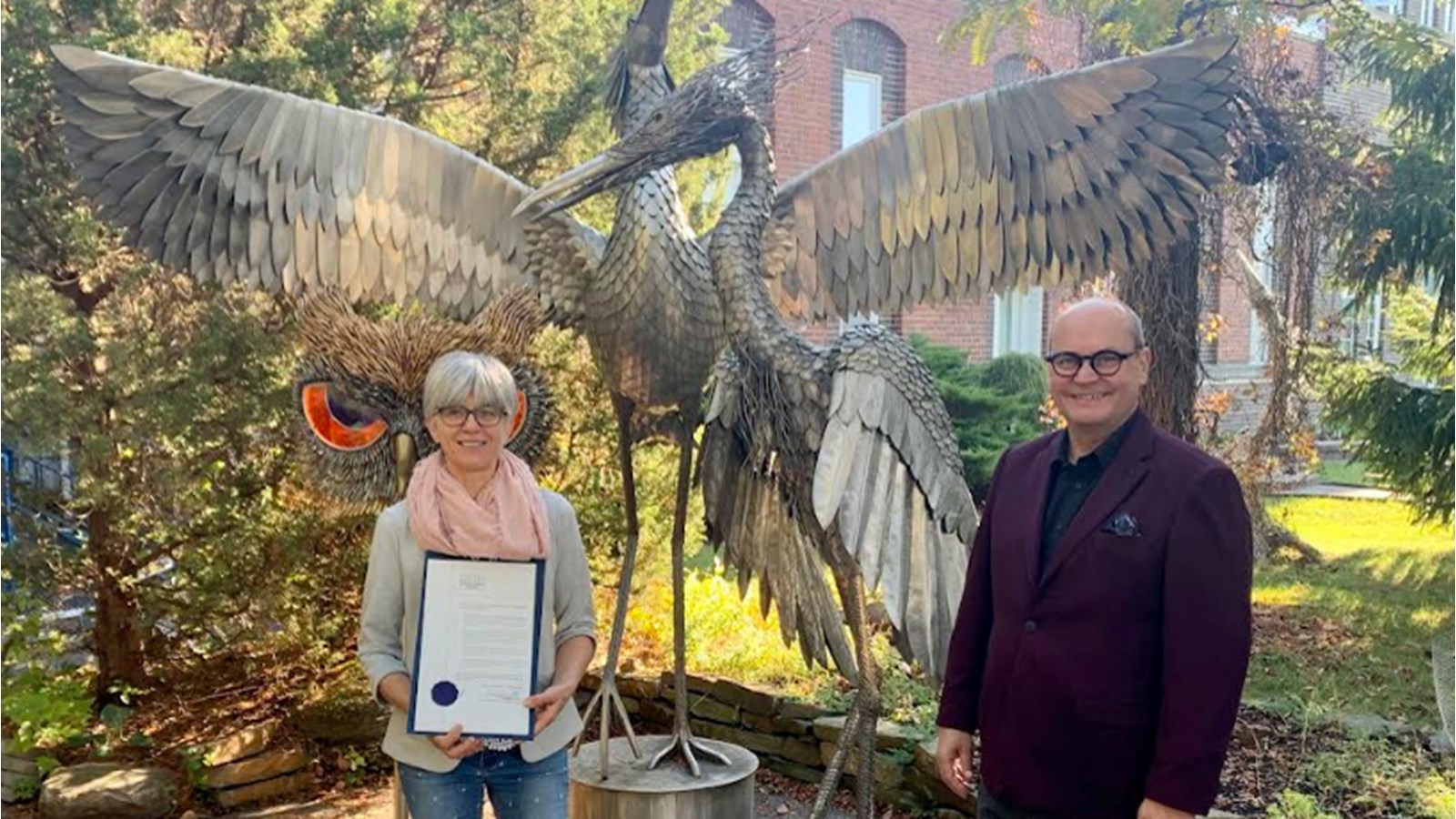 Brigitte Poirier, conjointe de l’artiste Denis Poirier, décédé en novembre 2020, et Claude Reid, député de Beauharnois)