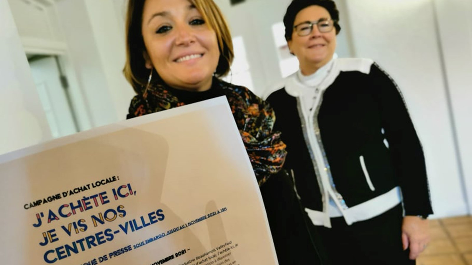 Éliane Galipeau et Suzanne Carrier, respectivement directrice générale et présidente de la CCIBVHSL prennent la pose lors du dévoilement de la campagne d'achat local