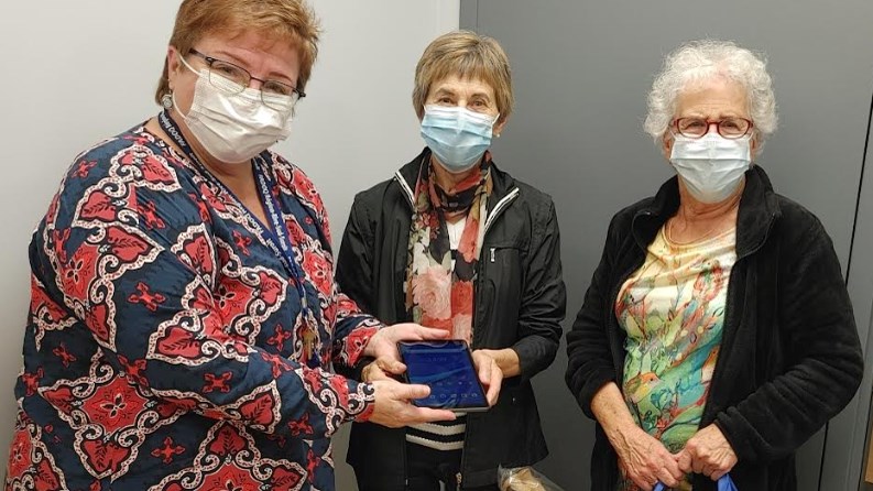 Germaine Deschênes (au centre) et Joëlle Bisson de Courval (à droite) reçoivent
une tablette des mains d’Anne Choquet, coordonnatrice des loisirs et événements à la
FADOQ Région Rive-Sud-Suroît
