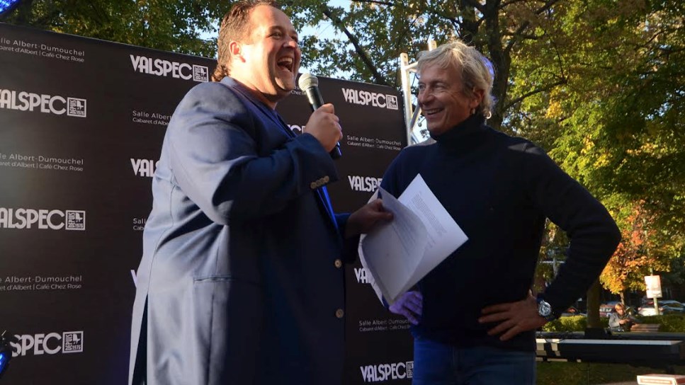 Alexandre Daneau, à gauche prend la pose avec le magicien Alain Choquette lors d'un lancement de saison de Valspec