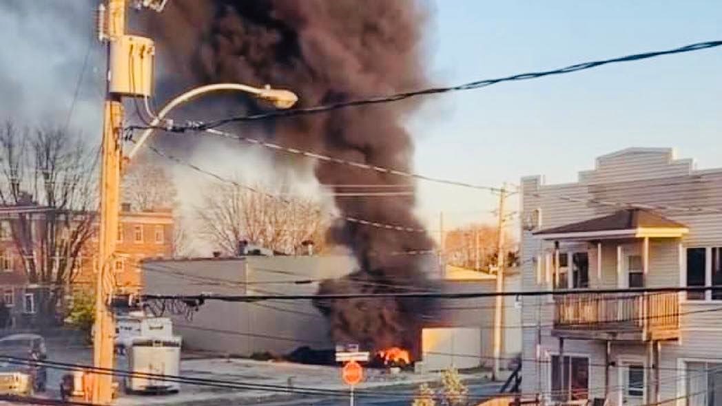 Incendie à l’extérieur du garage de pneus Point S à Salaberry-de-Valleyfield