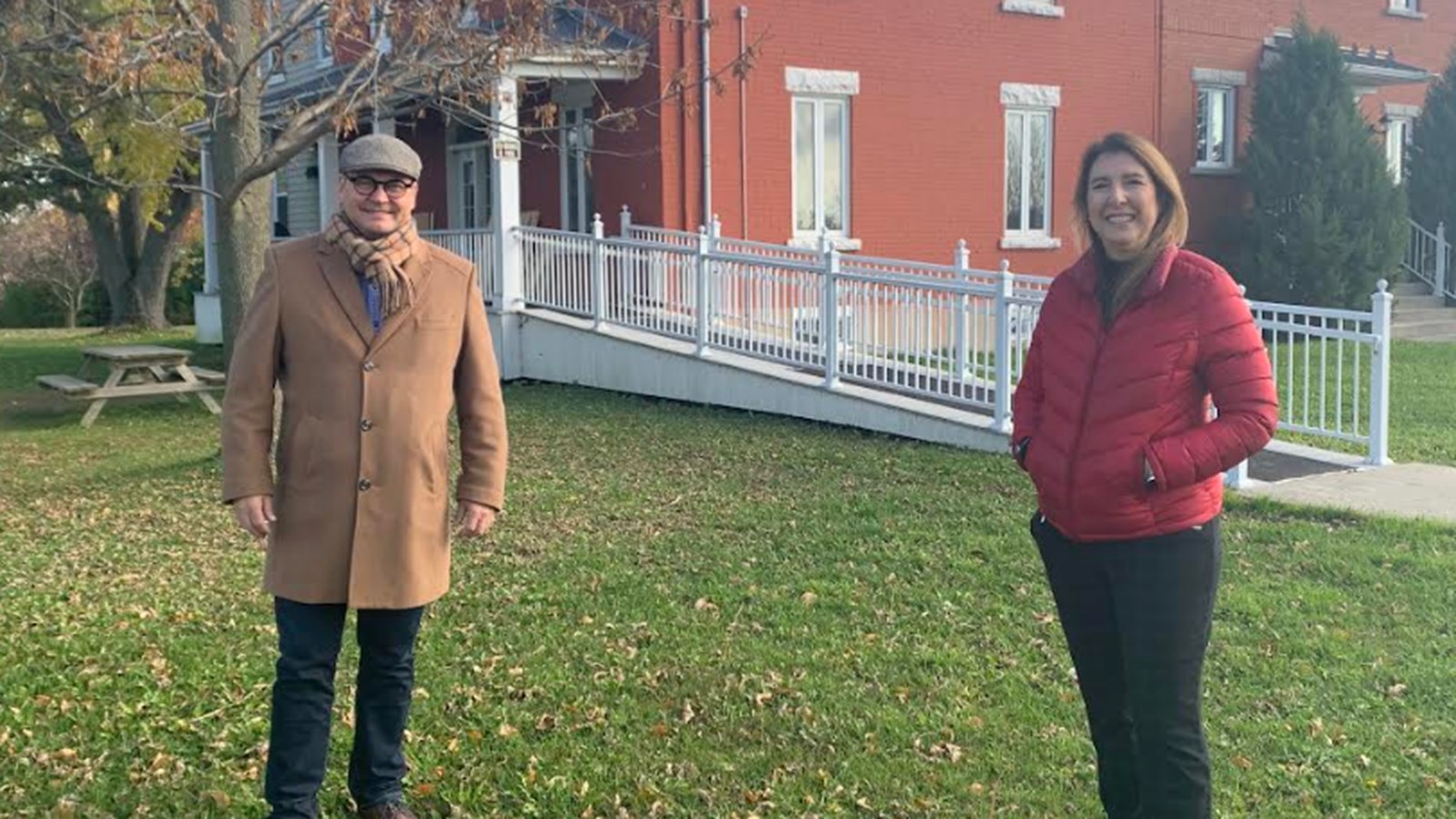 Claude Reid, député de Beauharnois, et Cinthia Bourque, directrice générale du Centre sur l’Autre Rive. M. Reid a rencontré Mme Bourque vendredi dernier