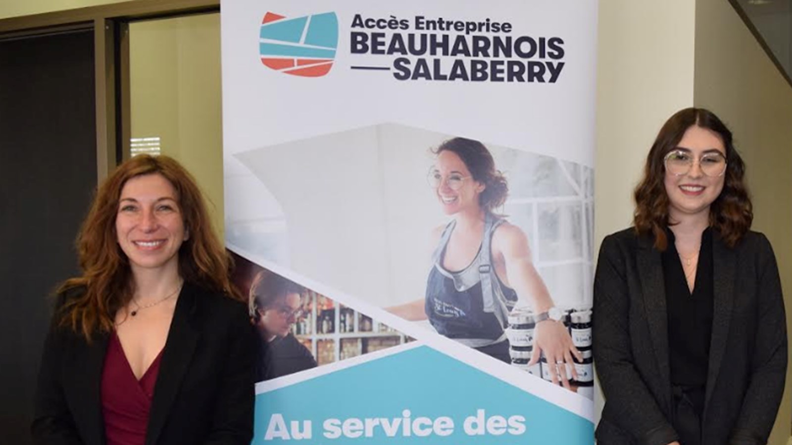 On reconnaît dans l’ordre madame Juliette Rochman, nouvelle coordonnatrice au développement économique chez AEBHS, ainsi que madame Marilou Frenette, nouvelle analyste, conseils et financement chez AEBHS