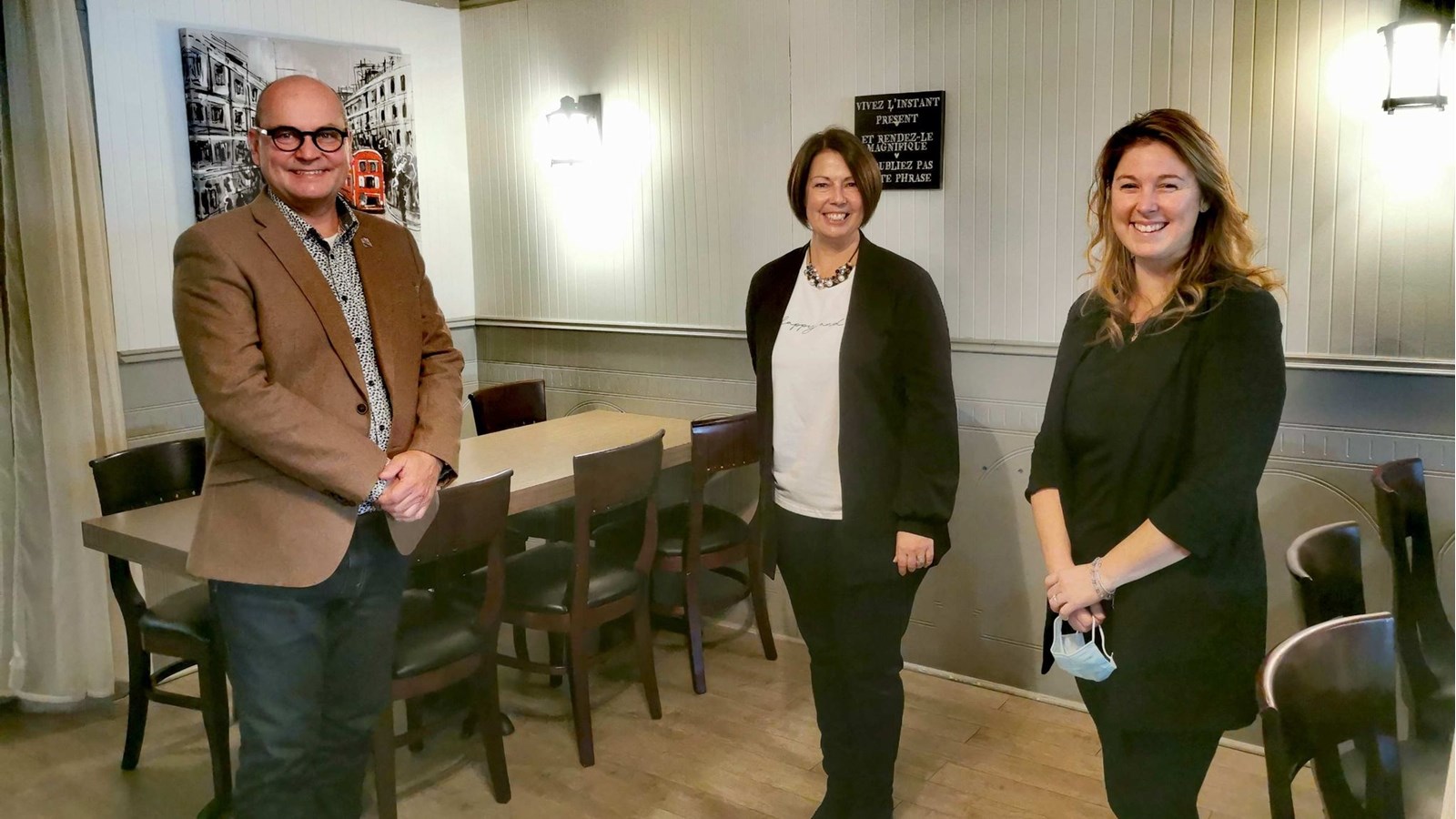 Le député Claude Reid a pris la pose avec les représentantes de Valspec, dont Jessica Stafford à droite