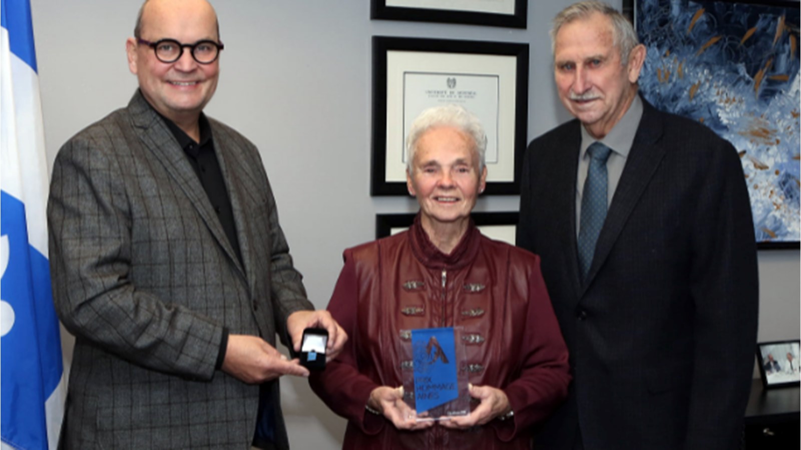 Sur la photo, Claude Reid prend la pose avec la lauréate et le président de la Table Régionale Concertation Aînés Montérégie, Gilles Vallée.
