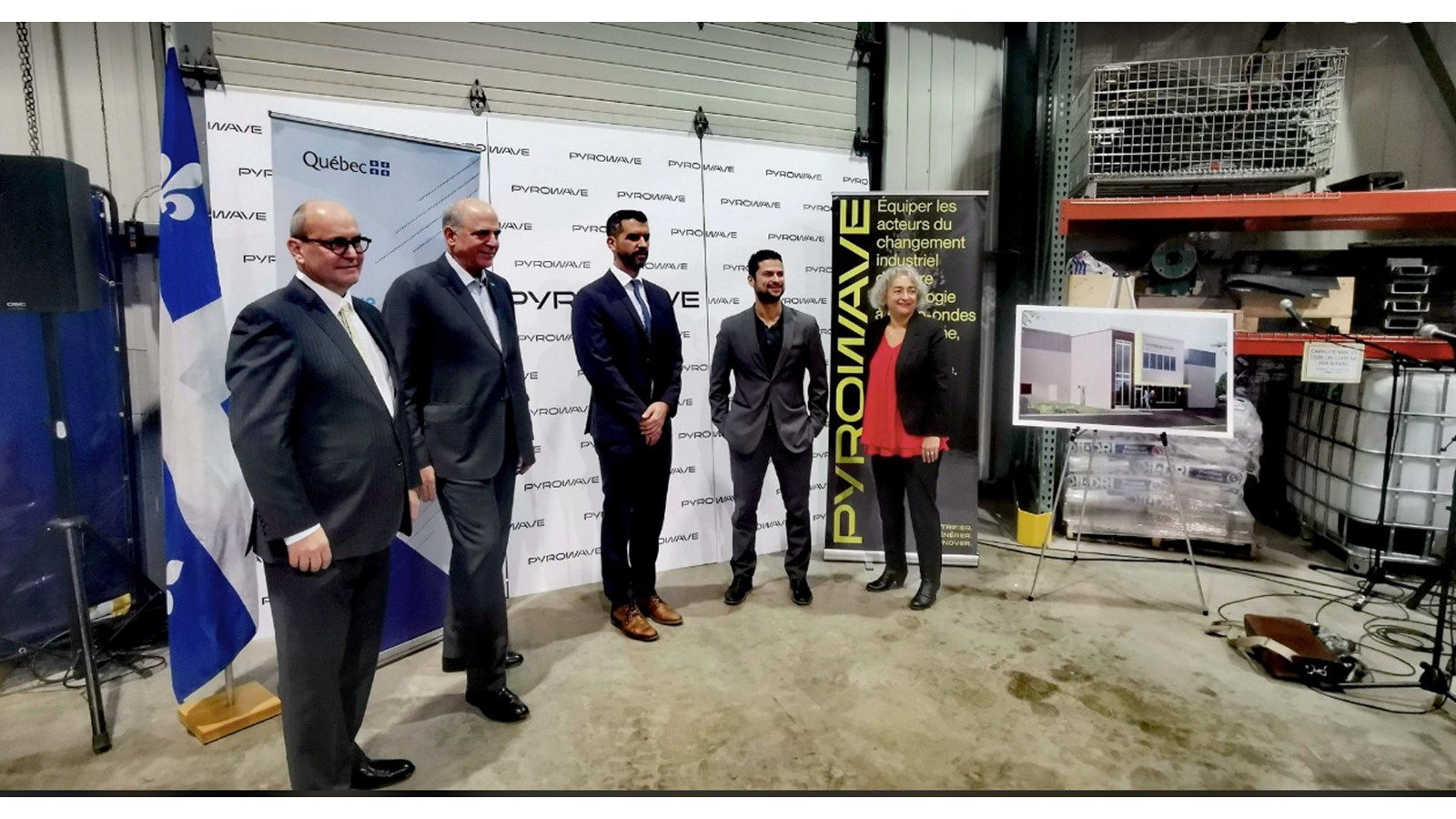 Sur la photo, on retrouve le député de Beauharnois, Claude Reid, le ministre de l'Économie et de l'Innovation, Pierre Fitzgibbon, le chef de la direction de Pyroware, Jocelyn Doucet, le maire de Salaberry-de-Valleyfield, Miguel Lemieux et la députée de Salaberry-Suroît, Claude DeBellefeuille