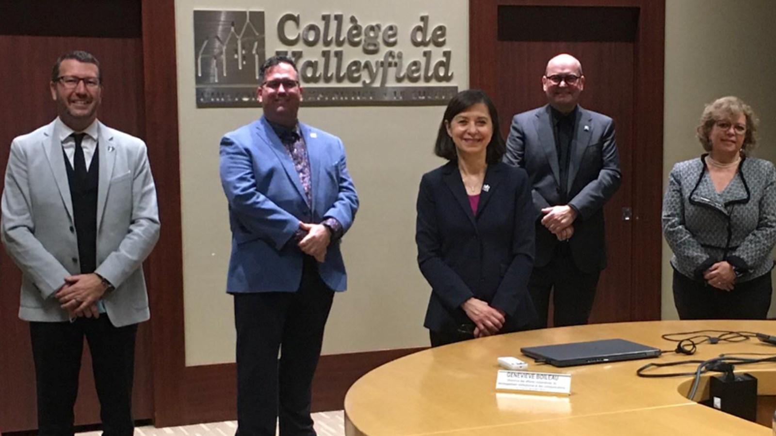 Mme McCann (au centre) prend la pose avec le directeur général du Cégep de Valleyfield, Marc Rémillard, le président du conseil d'administration Eric Besner et de la directrice des études, Francine Bélair 