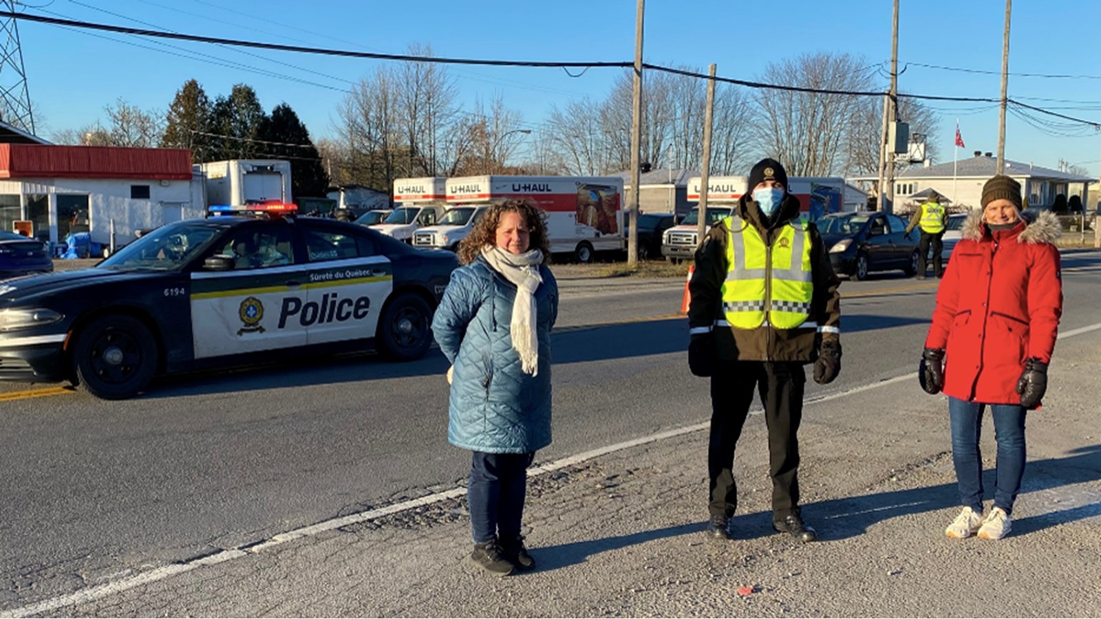 Les conseillères municipales Carole Cardinal et Caroline Ouellette y assistent aux côtés de l'agent de la Sûreté du Québec