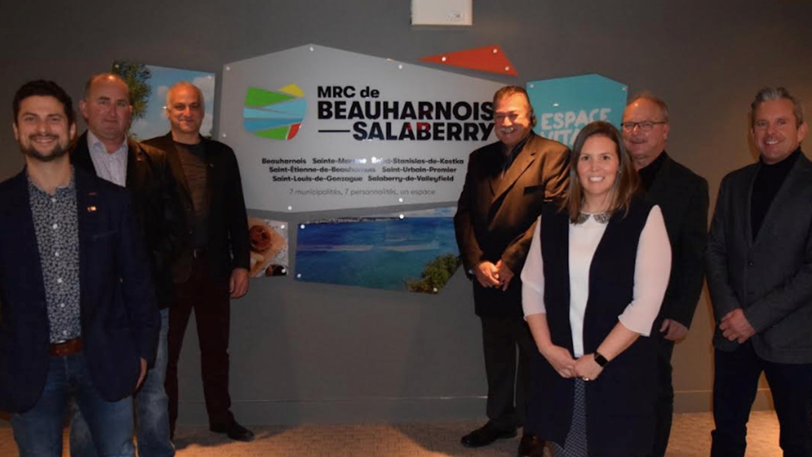 Le nouveau conseil de la MRC est composé des maires et de la mairesse élus le 7 novembre dernier. À gauche, on peut voir le nouveau préfêt de la MRC et maire de Salaberry-de-Valleyfield, Miguel Lemieux entourés de ses collègues. 