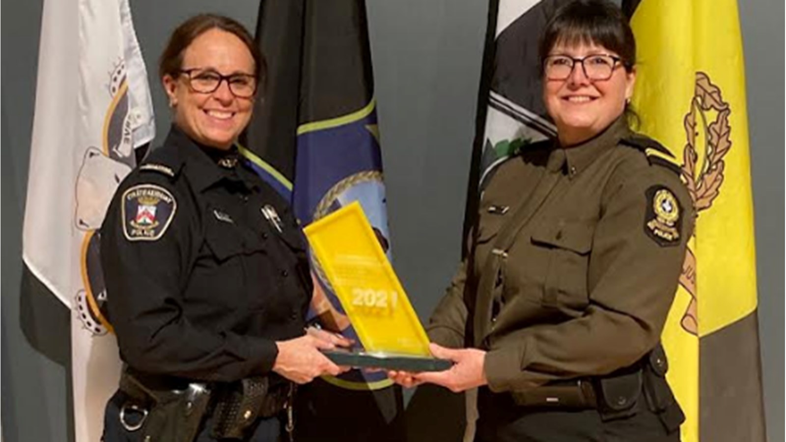 Nathalie Langevin, Agente à la prévention et relations médias au Service de Police de Châteaugay, ainsi que Sandra Morin, Coordonnatrice locale en police communautaire pour le centre de services du poste de la Sûreté du Québec à Salaberry-de-Valleyfield posent avec le Prix Intersection de la SAAQ décerné le 25 novembre dernier à Nicolet