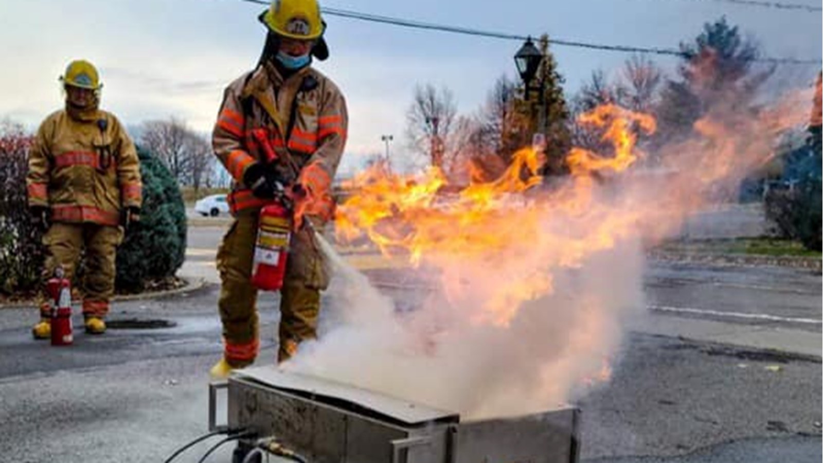 Le premier exercice a eu lieu autour du 17 novembre dernier alors que les sapeurs apprenaient à utiliser un extincteur sur un simulateur au propane