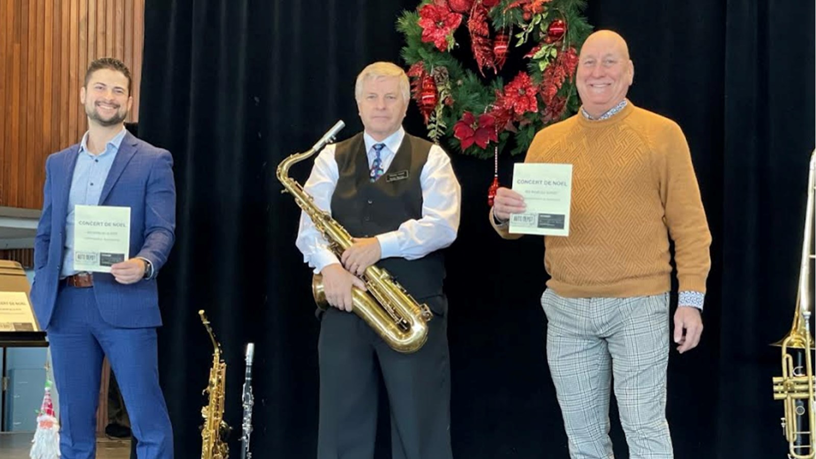 Le maire Miguel Lemieux prend la pose avec un représentant du Big Band du Suroît et le Coordonnateur à la vie culturelle et communications à la Ville de Salaberry-de-Valleyfield, Pierre Crépeau
