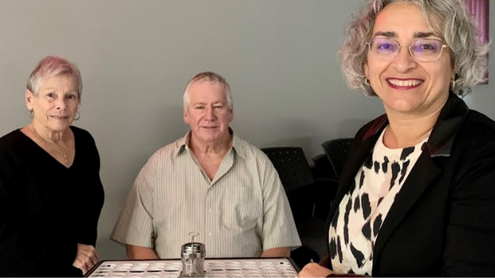 Sur la photo figure madame DeBellefeuille, députée de Salaberry-Suroît, en compagnie de Claude Pelchat et Claire McKissock, respectivement vice-président et administratrice du Club Nitro devant leur tout nouveau jeu de bingo électronique