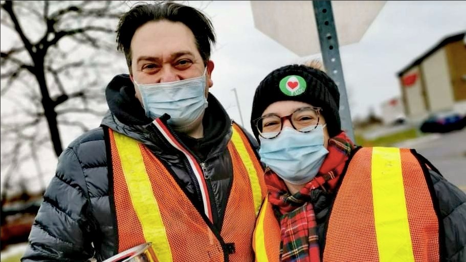 Gino Napoleoni de la Caisse Desjardins de Salaberry-de-Valleyfield est sur le terrain pour amasser des dons