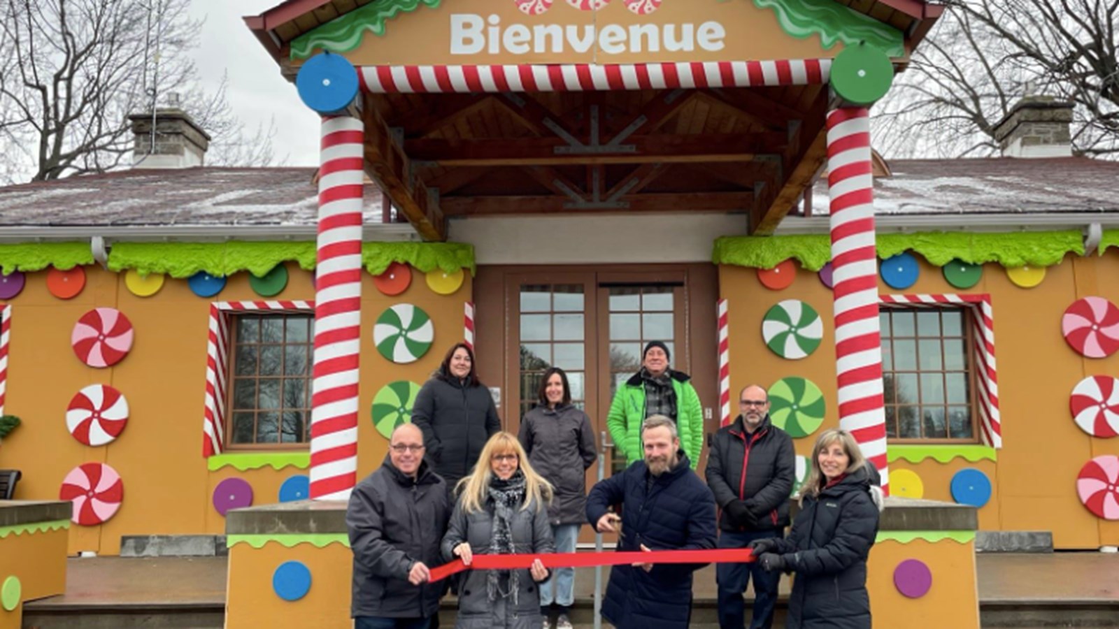 Sur la photo, on note la présence de conseillers et d'employés municipaux, dont Stéphane Leduc, France Chenail, Sophie Sirois-Perras et Pierre Crépeau