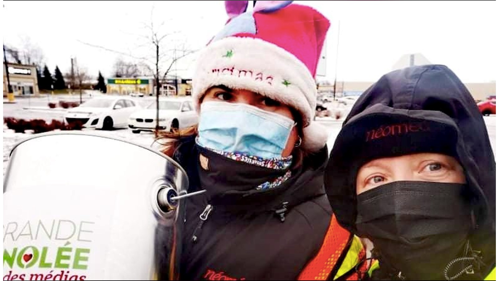 Marie-Claude Pilon et Patricia Ann Beaulieu, toutes deux employées de Néomédia ont recueillies des dons auprès des automobilistes de Salaberry-de-Valleyfield plus tôt ce matin