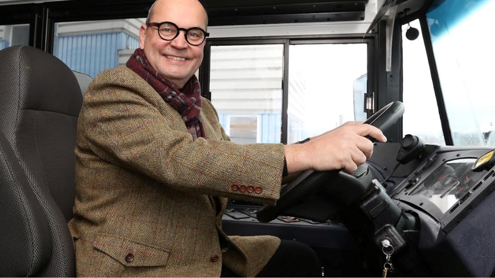 Le député de Beauharnois à l’intérieur d’un nouvel autobus scolaire électrique de chez Girardin, lors de leur passage à Salaberry-de-Valleyfield, le 6 décembre 2021 
