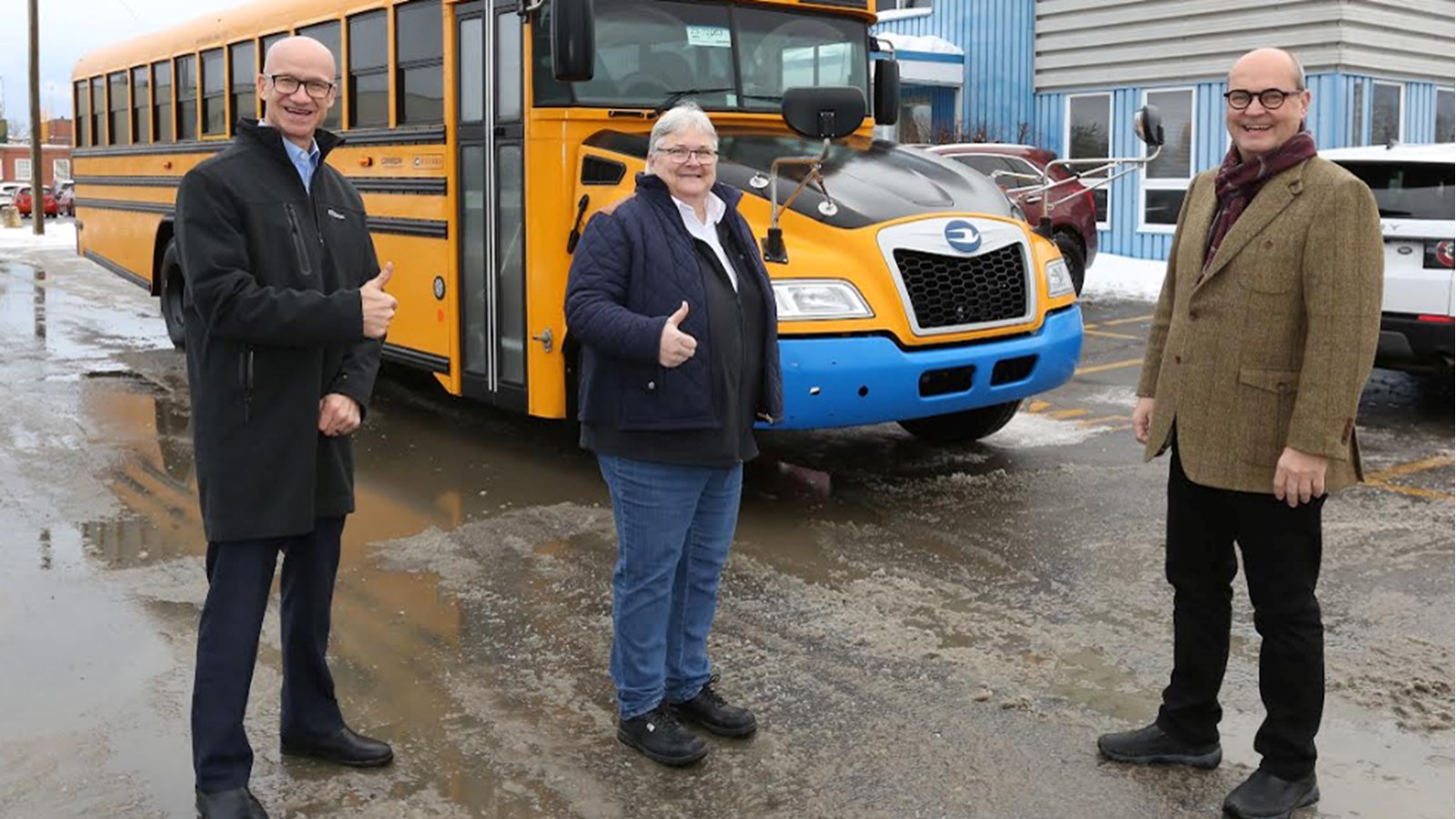 M. Michel Daneault, Vice-président Ventes et Service pour l’Est du Canada, Girardin, Mme Manon Blanchard, Directrice d’Autobus Venise à Salaberry-de-Valleyfield, et M. Claude Reid, député de Beauharnois et adjoint parlementaire du ministre des Transports 