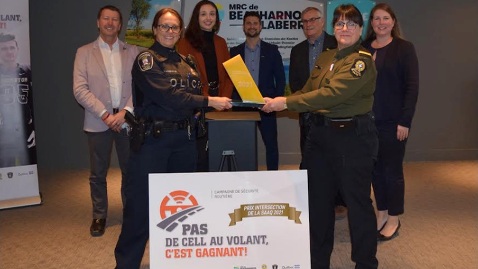 On reconnaît ici les membres du comité de campagne en présence de quelques partenaires. Dans l’ordre habituel, M. Marc Rémillard, directeur général du Cégep de Valleyfield, Mme Nathalie Langevin du Service de Police de Châteauguay, Mme Évelyne Cazelais de la Société de l’assurance automobile du Québec (SAAQ), M. Miguel Lemieux, préfet de la MRC et maire de Salaberry-de-Valleyfield, M. Guy Longtin, coordonnateur aux communications à la MRC, Mme Sandra Morin de la Sûreté du Québec et Mme Catherine Parent, coordonnatrice au développement culturel à la MRC.
