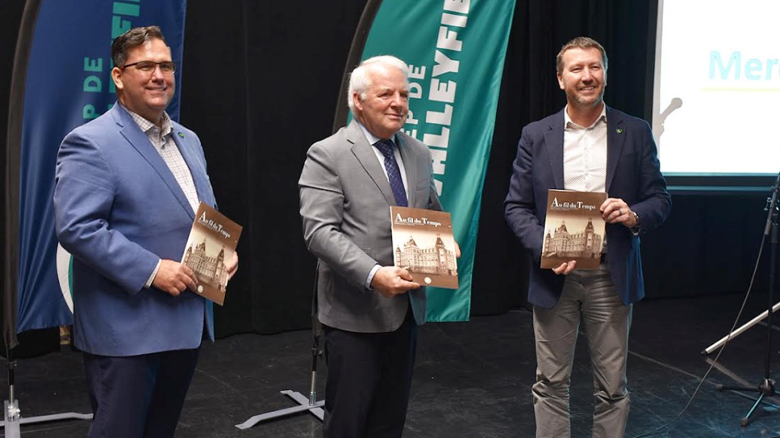L’équipe du Cégep de Valleyfield s’est associée à la Société d’histoire et de généalogie de Salaberry pour lancer une revue spéciale sur cet anniversaire important. Sur la photo, on retrouve le directeur général du Cégep de Valleyfield, Marc Rémillard , à droite 