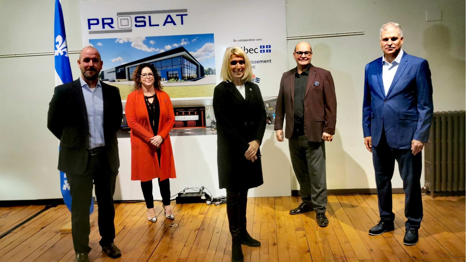 Sur la photo, on retrouve de gauche à droite: Eric Letham, PDG de Proslat, Christine Tardif d'Investissement Québec, la ministre déléguée à l'Économie, Lucie Lecours, le député de Beauharnois, Claude Reid et André Archambault d'Investissement Québec. 