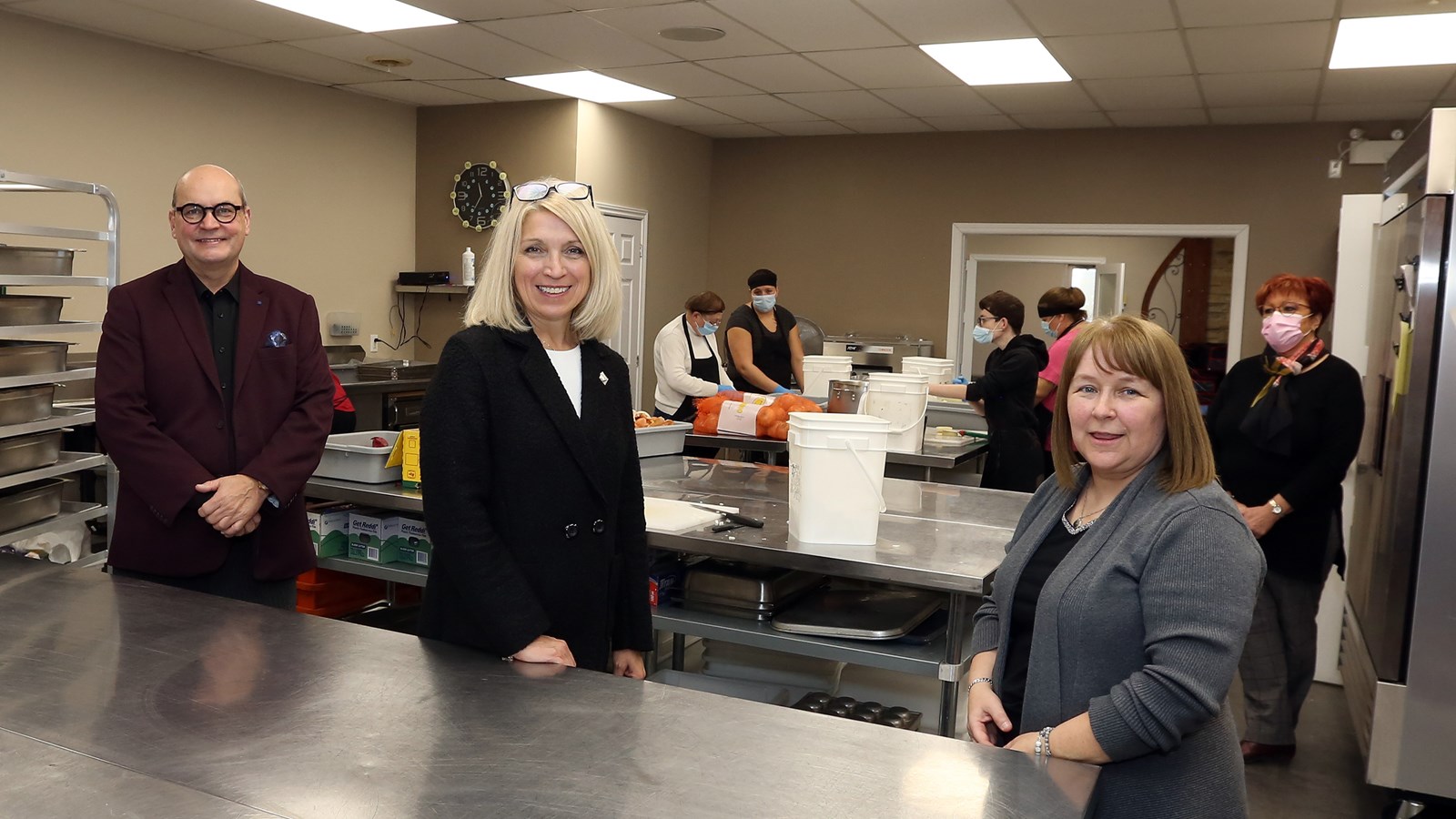 De gauche à droite) Claude Reid, député de Beauharnois, Lucie Lecours, ministre déléguée à l’Économie, Isabelle Lachance, directrice générale, La Popote roulante de Salaberry-de-Valleyfield. Les masques ont été enlevés uniquement pour la prise de photo.