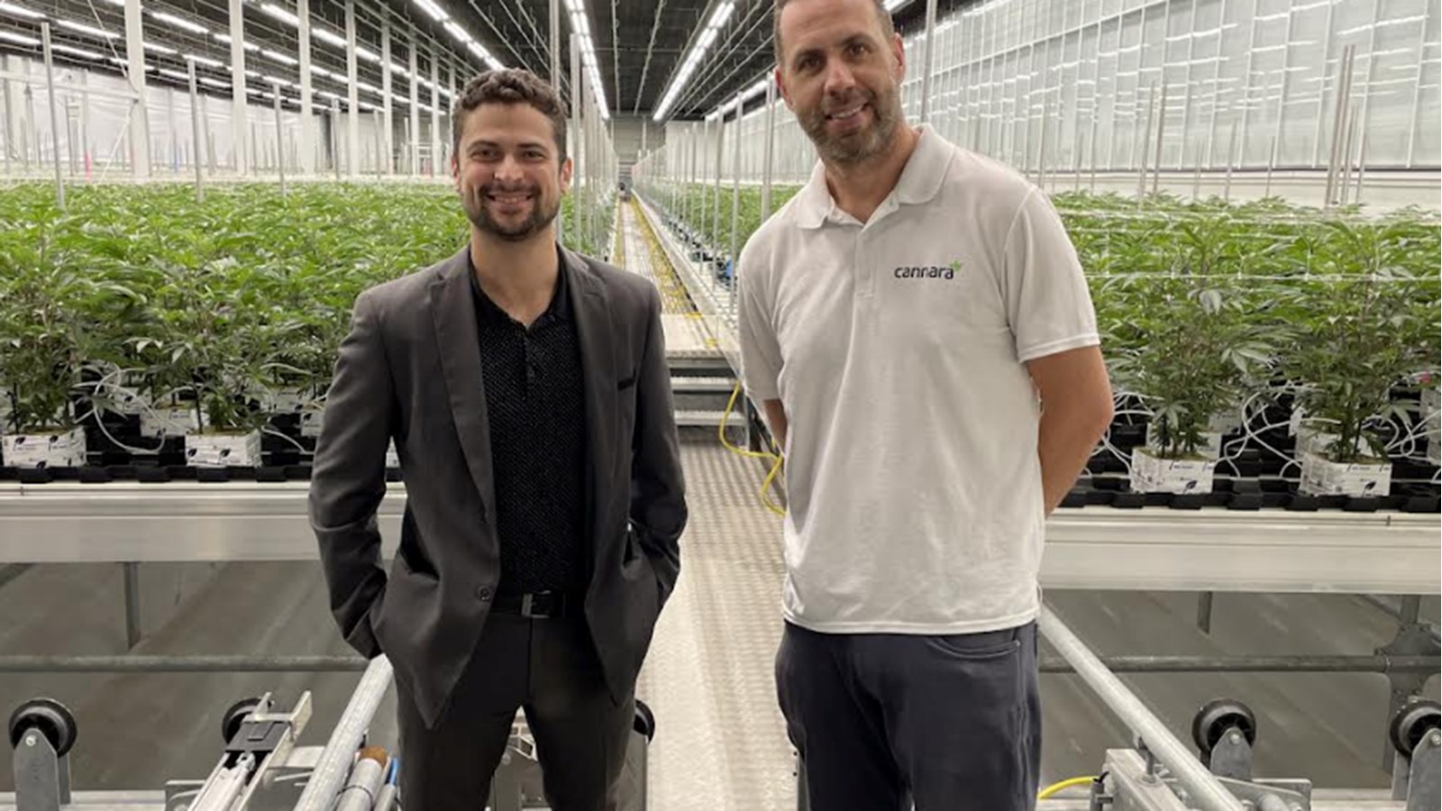 Miguel Lemieux, maire de Salaberry-de- Valleyfield prend la pose avec le PDG de Cannara Biotech Inc, Zohar Krivorot