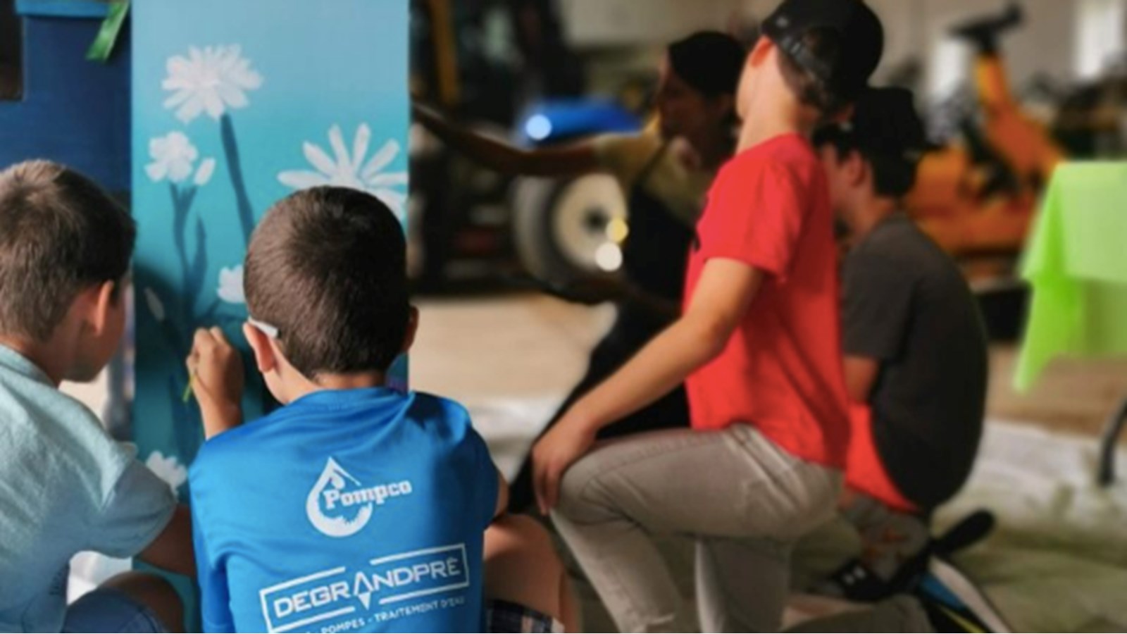 Les enfants du camp de jour participent actuellement à une médiation culturelle avec l’artiste Manon Desserres qui consiste à créer des oeuvres sur l'instrument de musique 