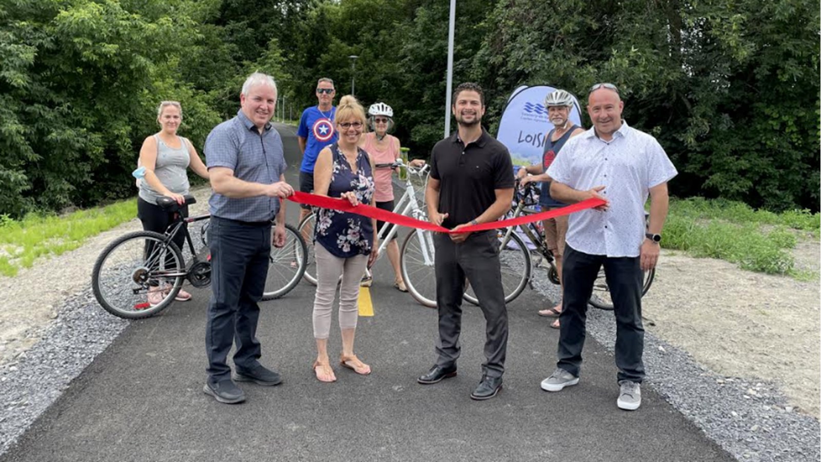À l'avant-plan sur cette photo, on reconnaît les conseillers Patrick Rancourt et France Chenail qui prennent la pose aux côtés du maire Miguel Lemieux et d'usagers du parc linéaire de l'ancienne voie ferrée