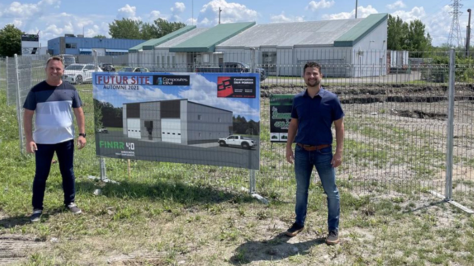Philippe Dion, président-directeur général de Composites idéal prend la pose avec le maire de Salaberry-de-Valleyfield, Miguel Lemieux, devant le terrain qui accueillera les nouveaux locaux de l'entreprise