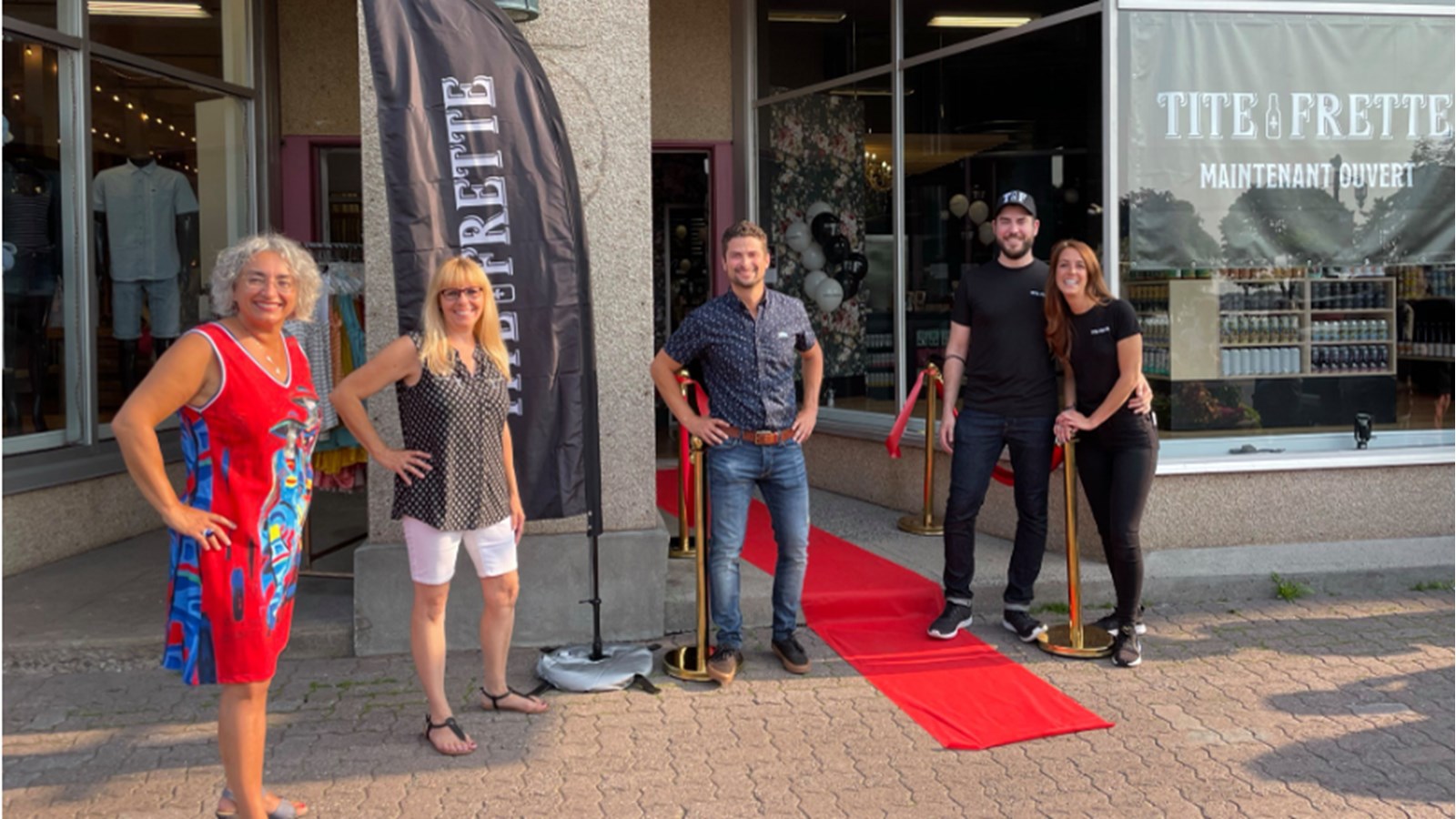 Le maire de Salaberry-de-Valleyfield, Miguel Lemieux (au centre), la conseillère municipale, France Chenail et la députée de Salaberry-Suroît, Claude DeBellefeuille (à gauche) prennent la pose avec les franchisés Benoît et Audrey