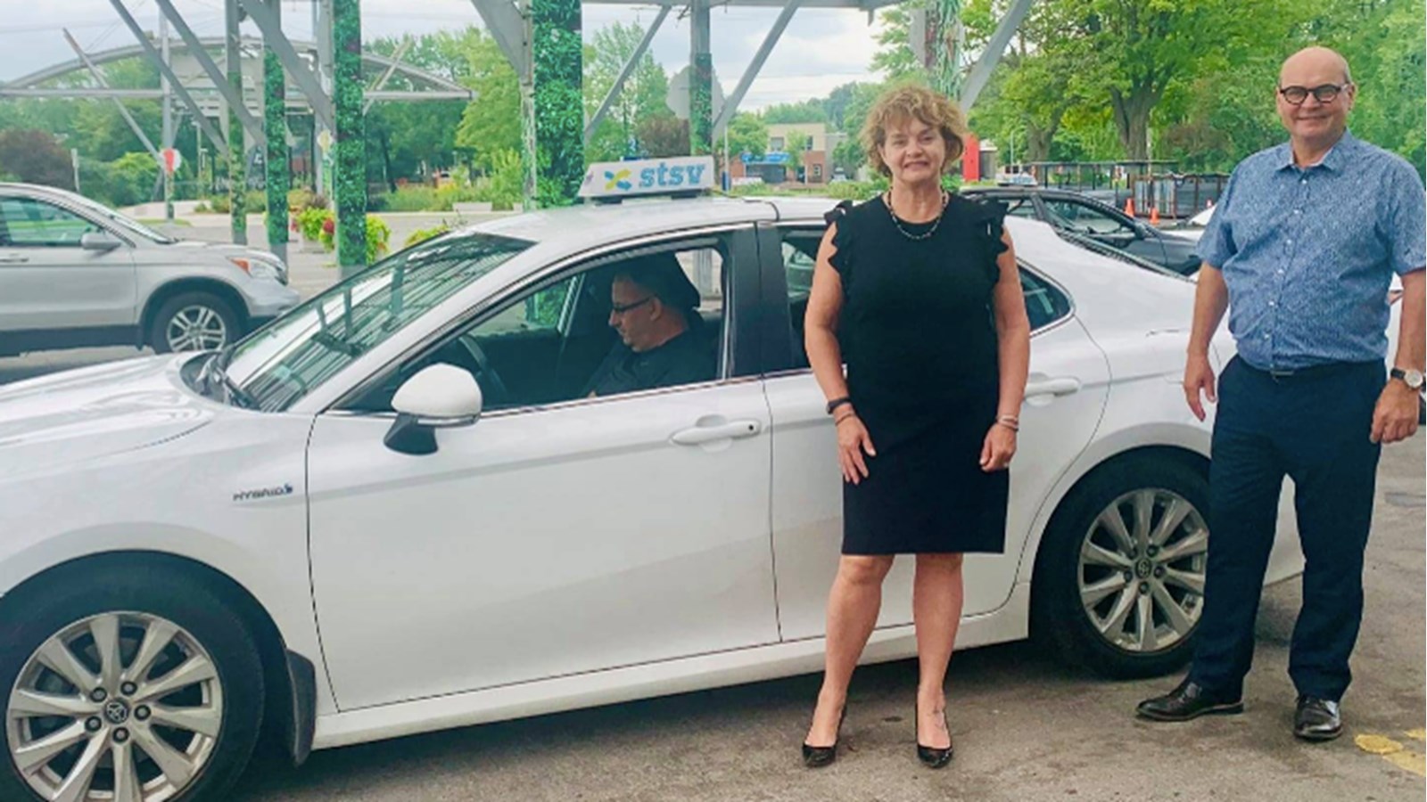 M. Reid est allé visiter Hélène Ouellet, directrice générale de la Société de transport de Salaberry-de-Valleyfield plus tôt ce matin avec une bonne nouvelle