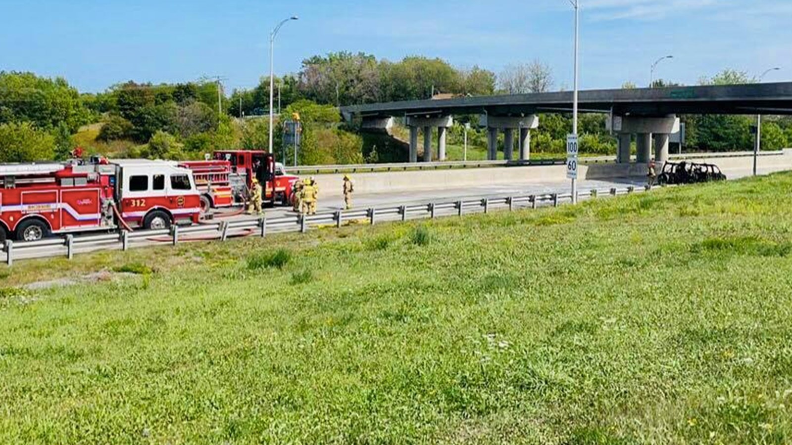 Un véhicule en feu cause la fermeture de l'autoroute 30 à Les Cèdres