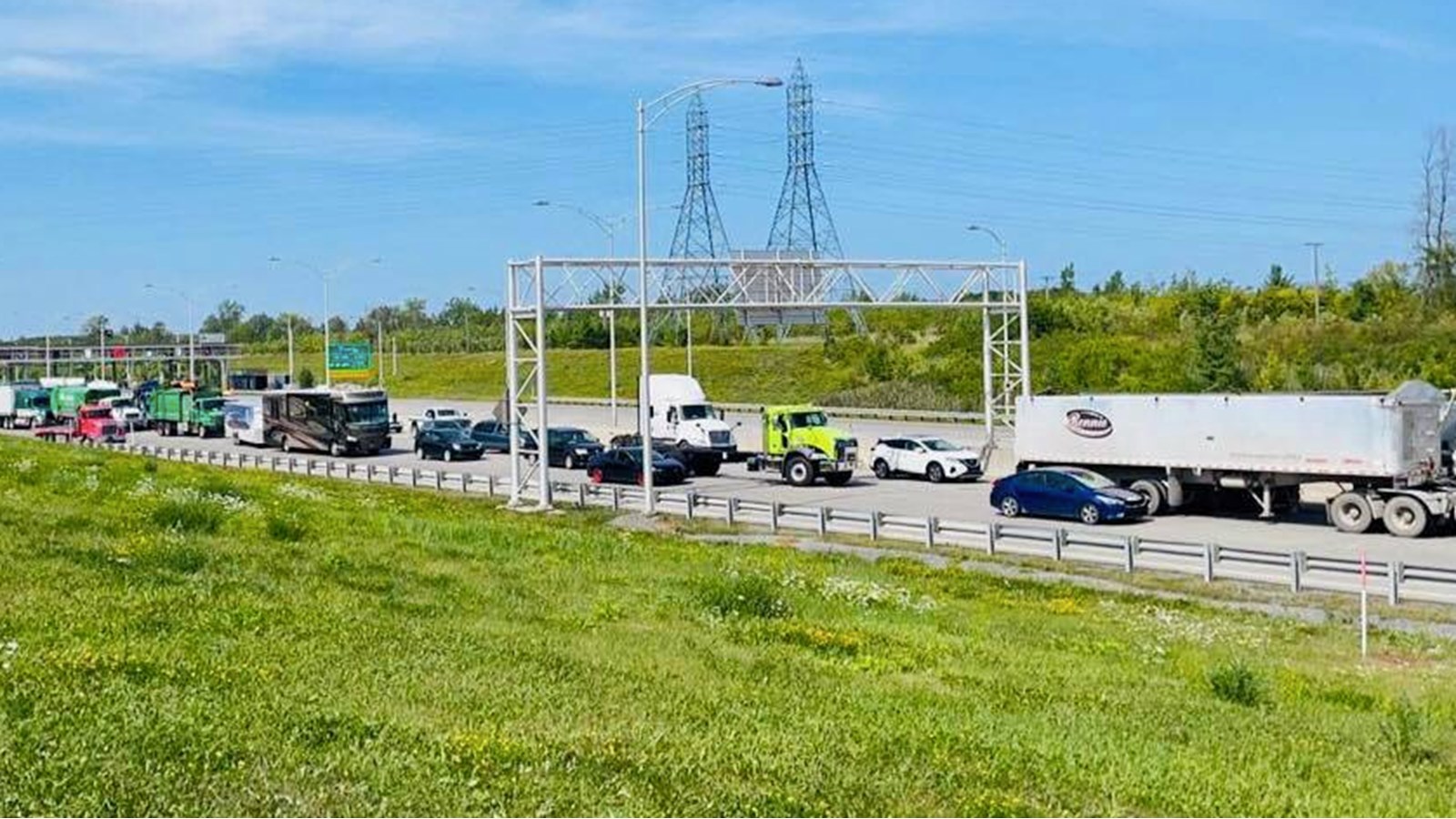Un véhicule en feu cause la fermeture de l'autoroute 30 à Les Cèdres