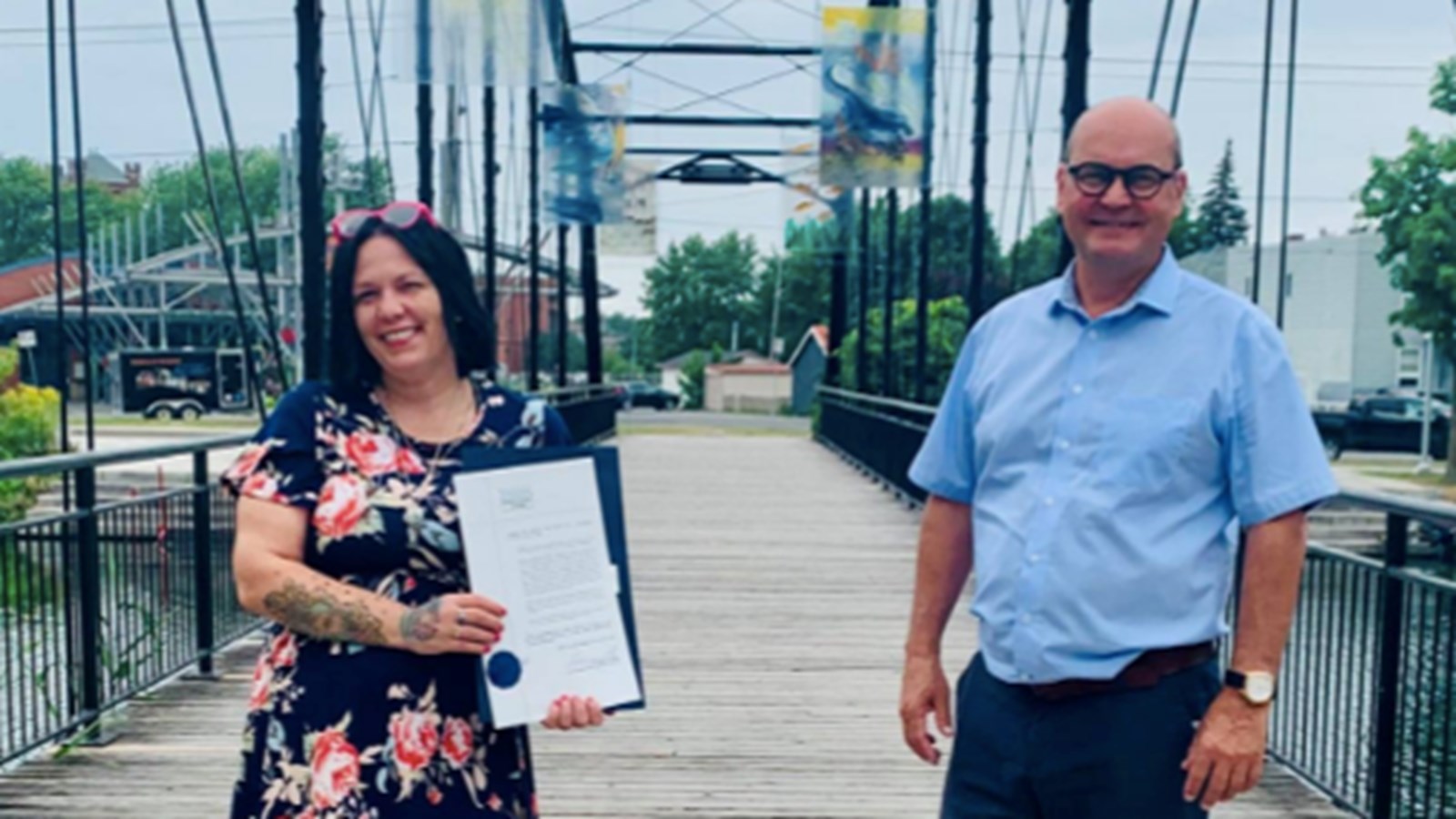L'auteure et journaliste Mélanie Calvé a reçu un certificat des mains de Claude Reid plus tôt aujourd'hui
