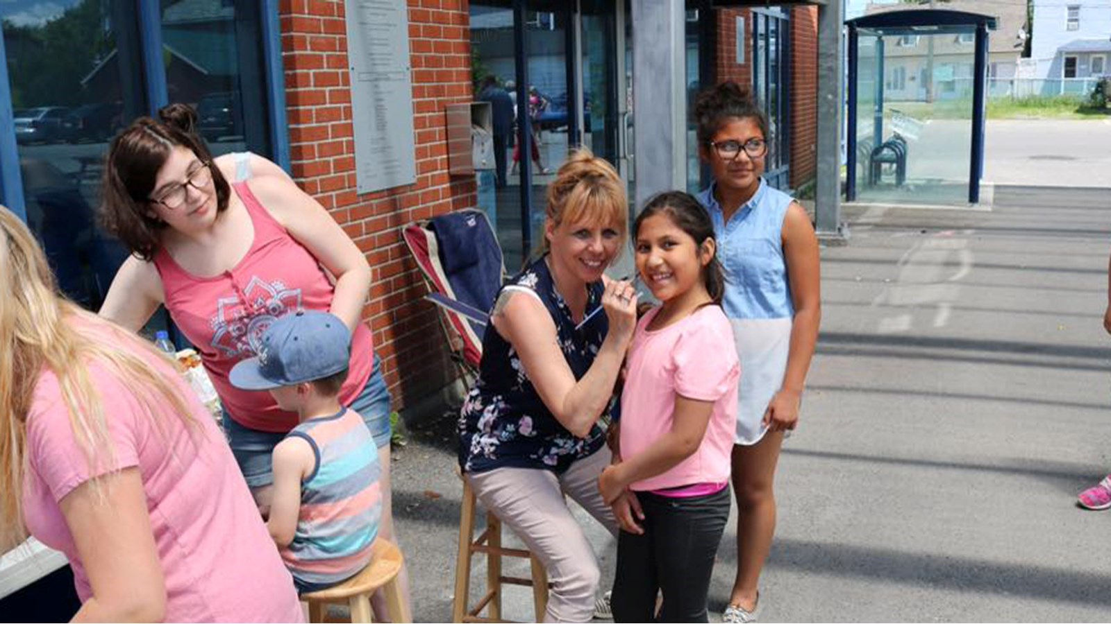 En 2019, France Chenail participait activement à la Fête de quartier en maquillant une jeune fille