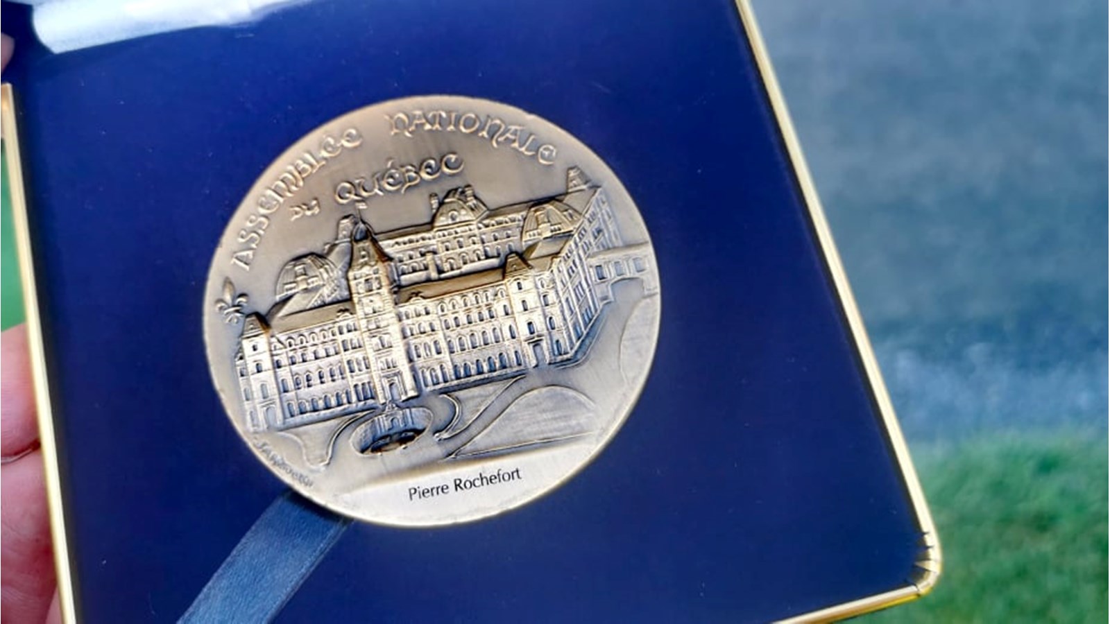 Denis Racine, Pierre Rochefort et Luc Trépanier ont reçu des mains de l’élu une médaille de l’Assemblée nationale à leur nom avec une copie de l'allocution de Claude Reid