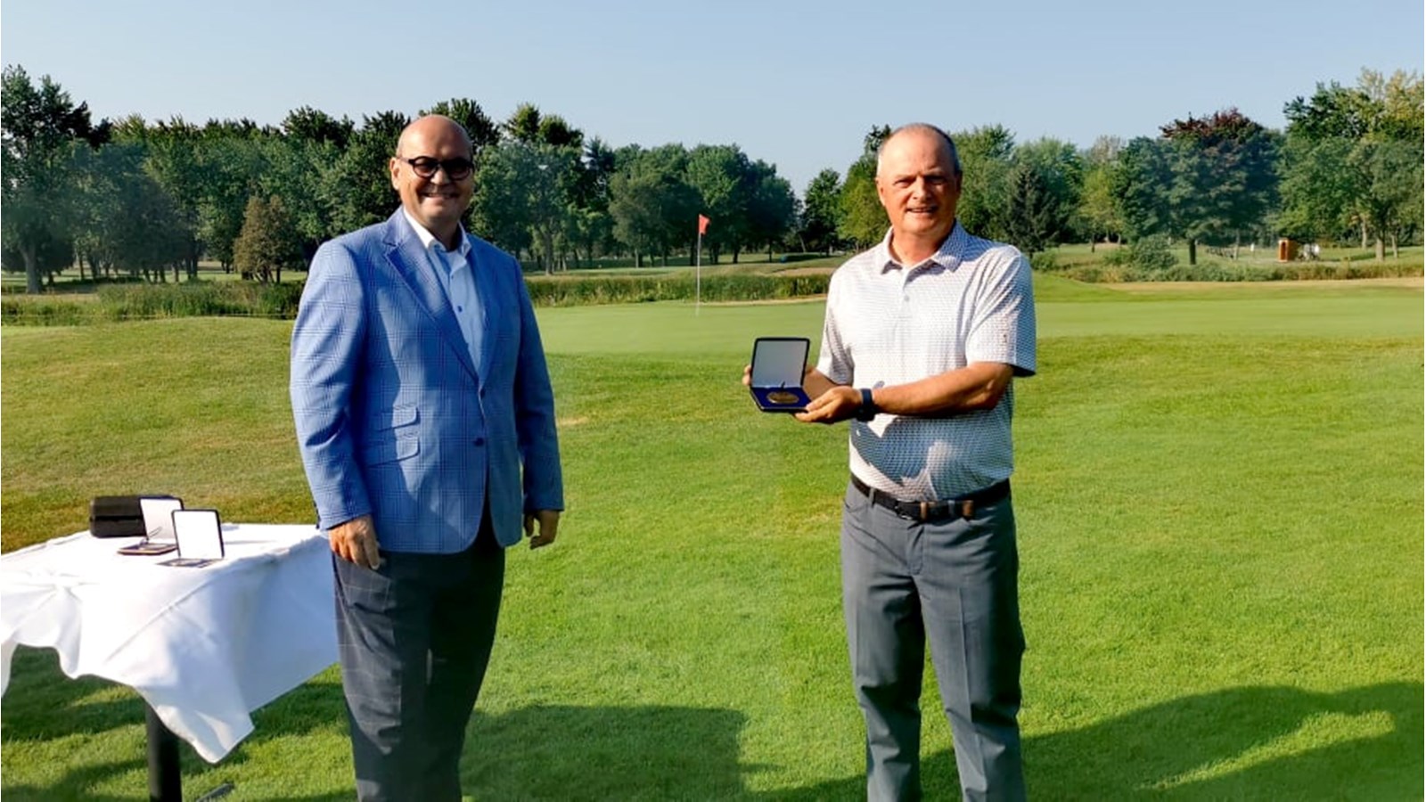 Claude Reid prend la pose avec Denis Racine